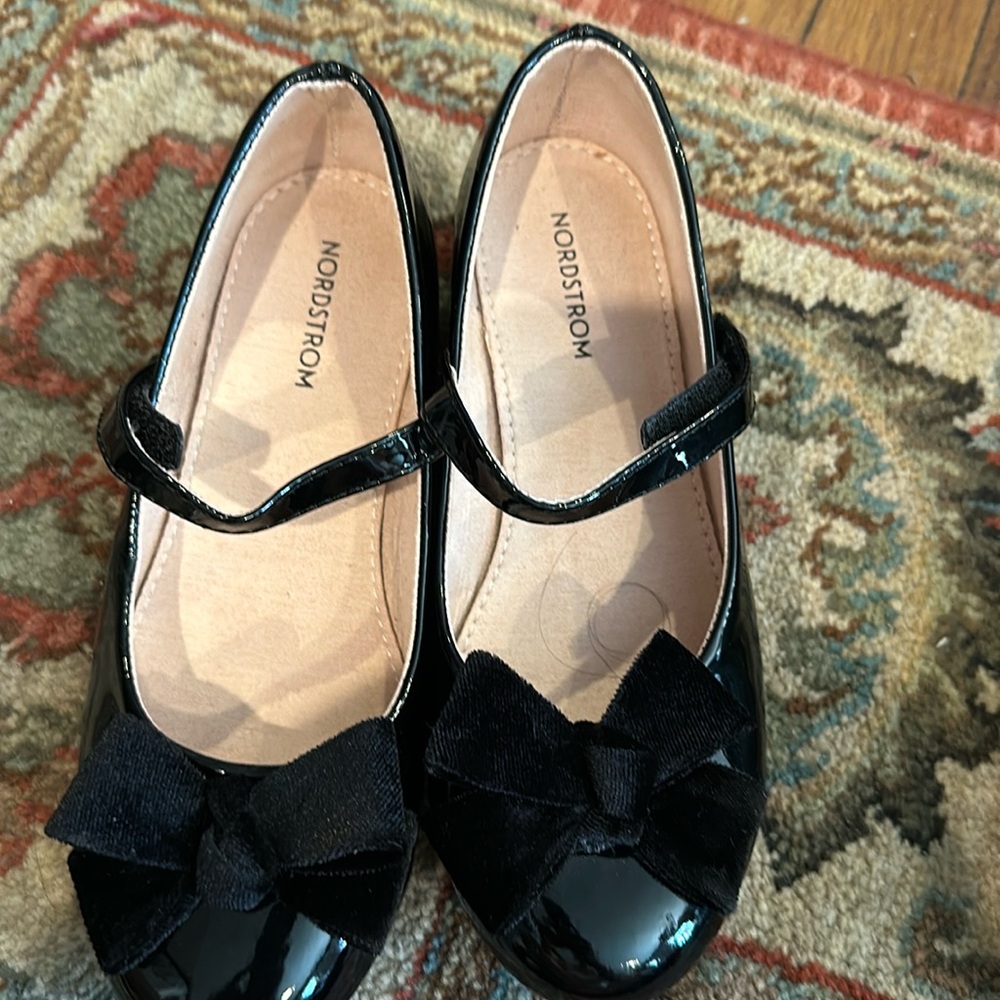 Girls dress shoes , size 2 , in excellent condition!